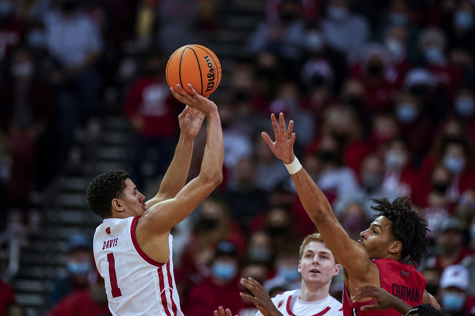 La Crosse’s Davis sets multiple career highs, as Badgers hold off Illinois State