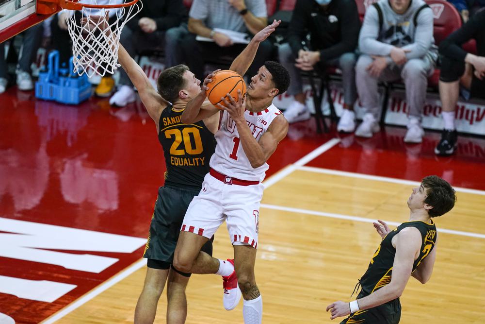 La Crosse’s Davis follows up career game with 26 points, as Badgers beat Iowa