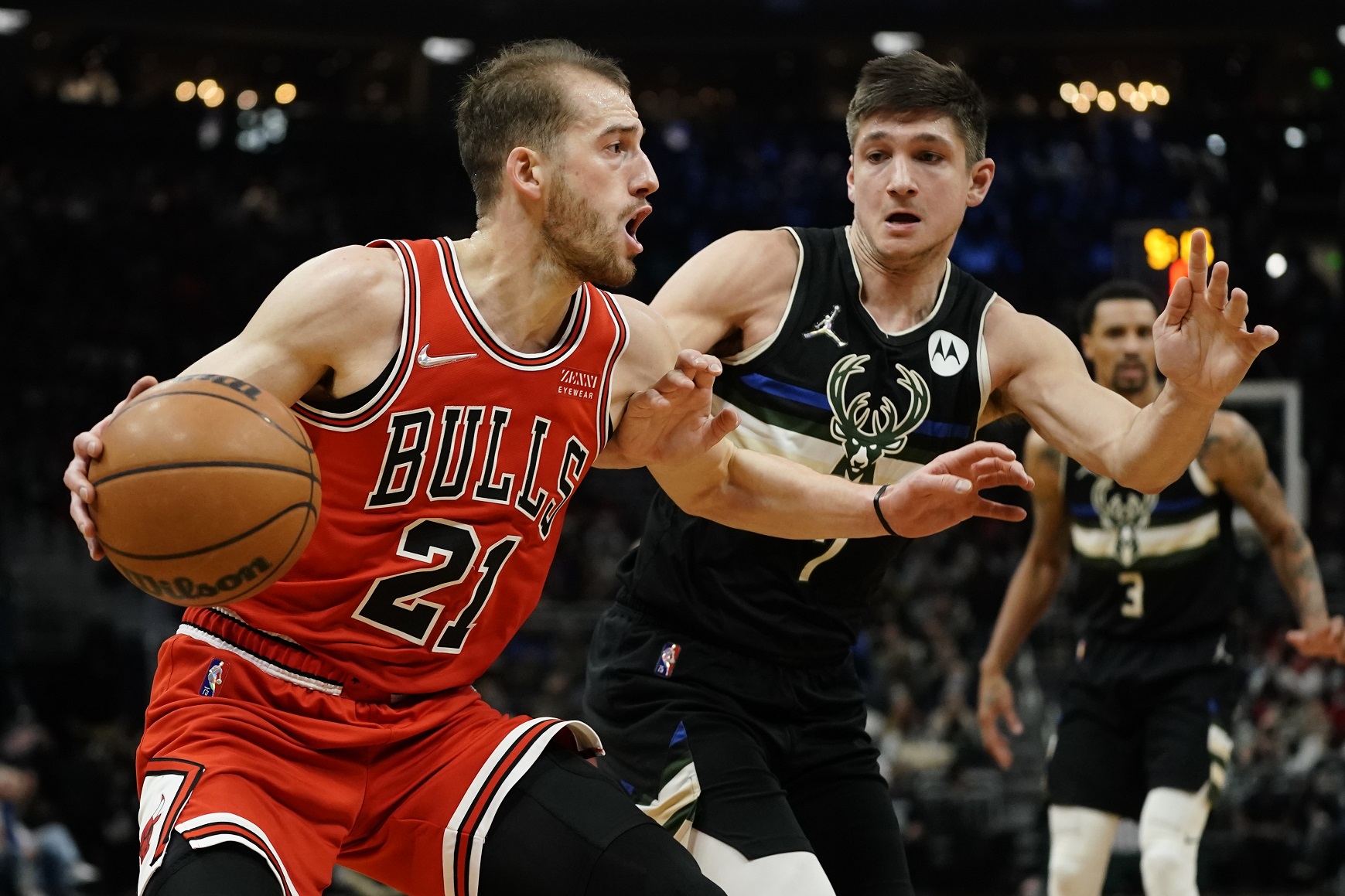 Onalaska native Matt Thomas scores 11, including 3 from deep as Bulls fall vs. Bucks