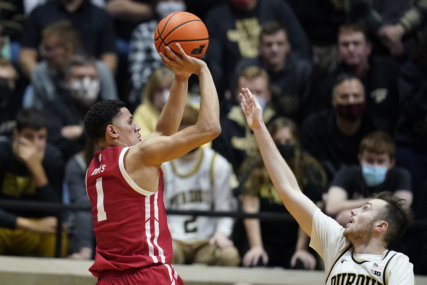 La Crosse’s Davis drops 37 with career night, as No. 24 Badgers knock off third-ranked Purdue