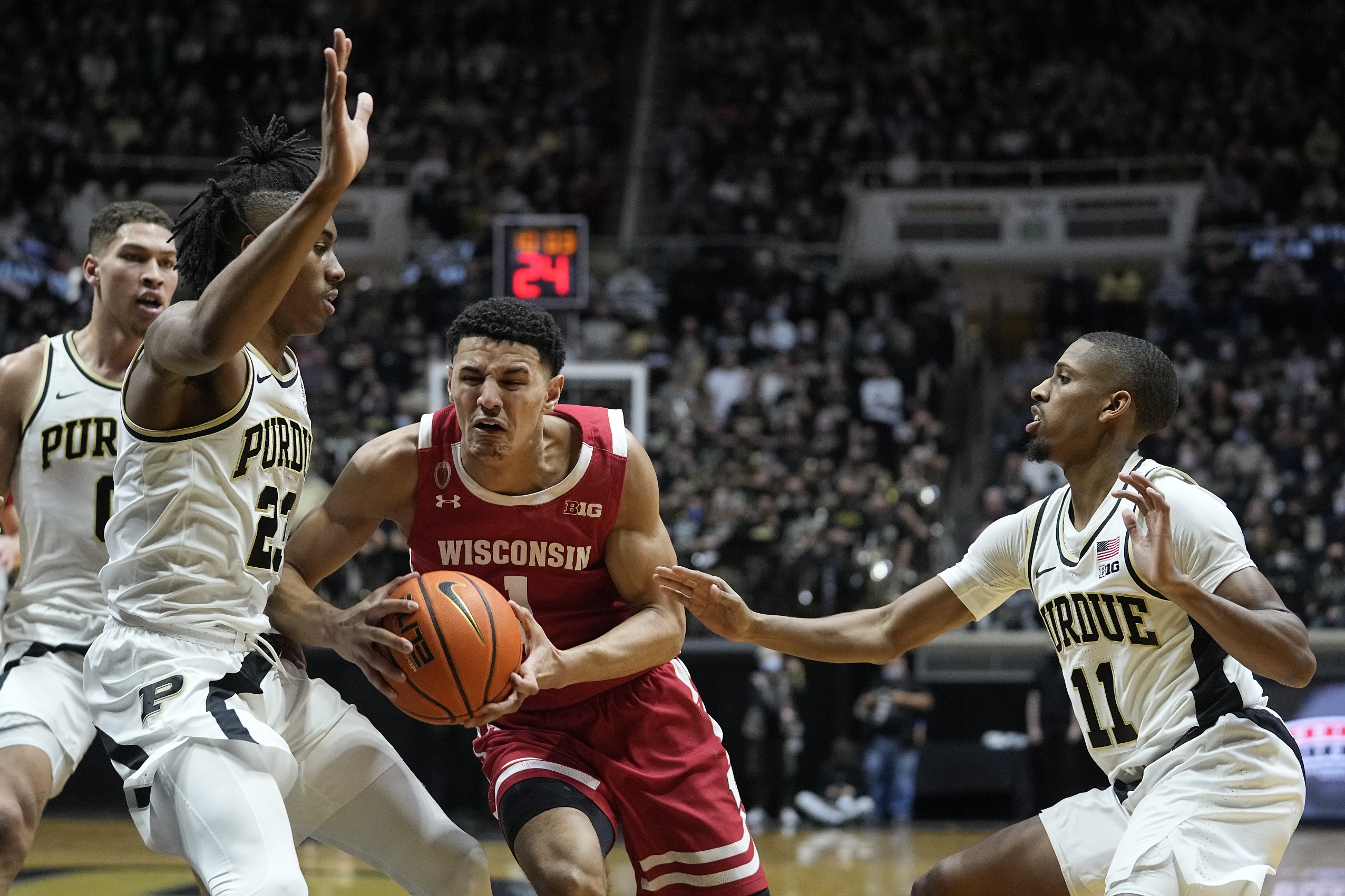 La Crosse’s Johnny Davis shares Big 10 Player of Week honors, despite historic performance and Badgers jumping 10 spots in rankings