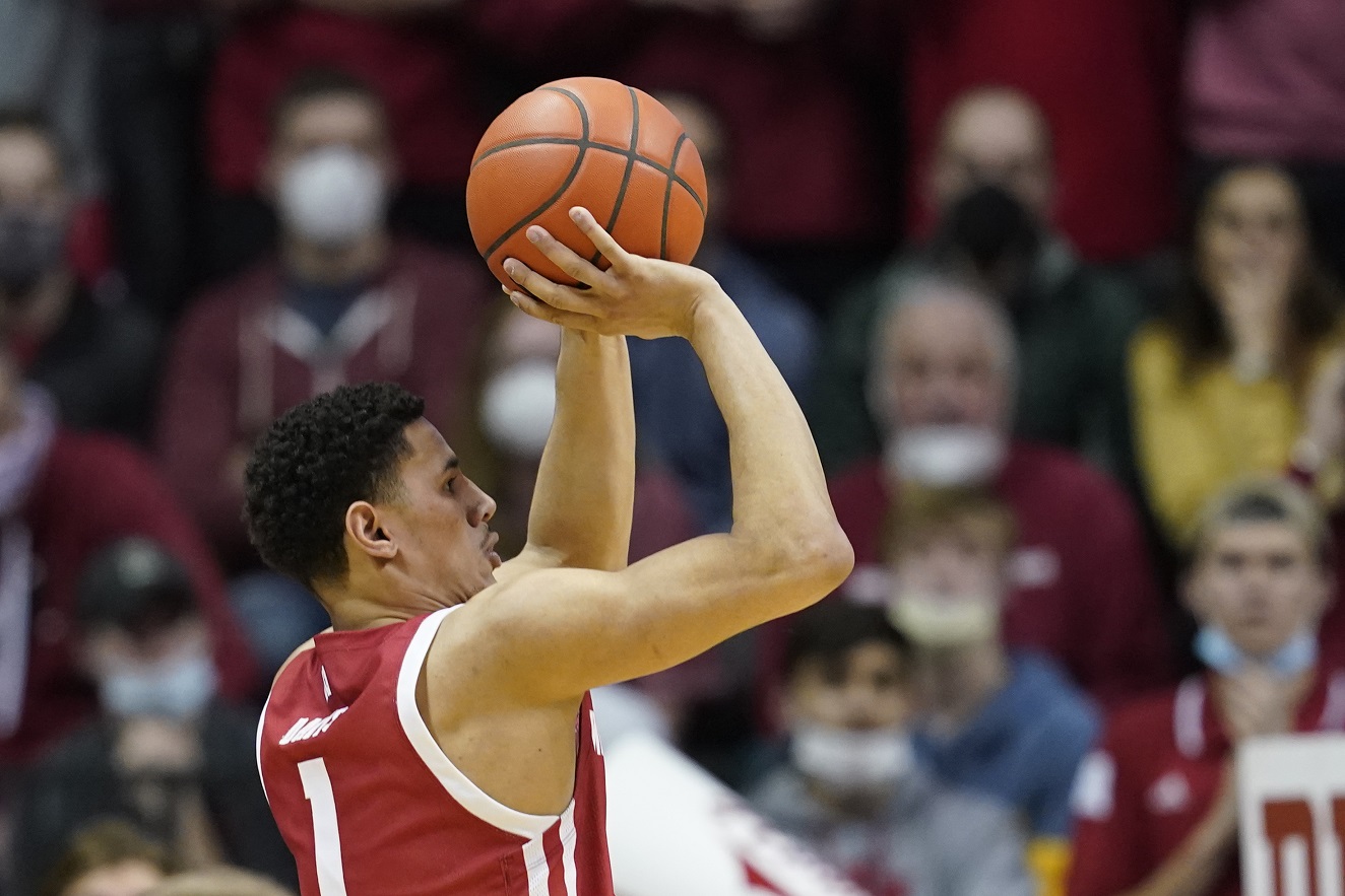 La Crosse’s Davis goes off in final minutes — again — scores Badgers’ final 13 to beat Indiana