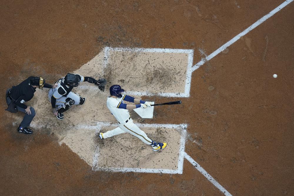 Yelich’s slam sparks Brewers to 6-1 triumph over Pirates