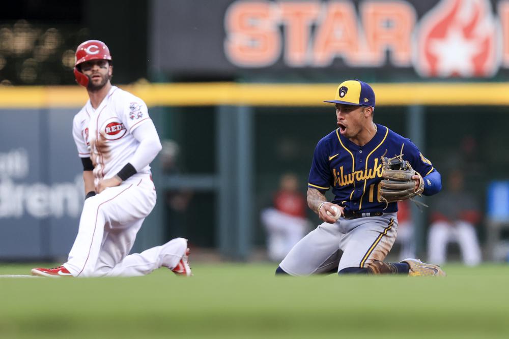 Rowdy Tellez homers twice as Brewers hold off Reds