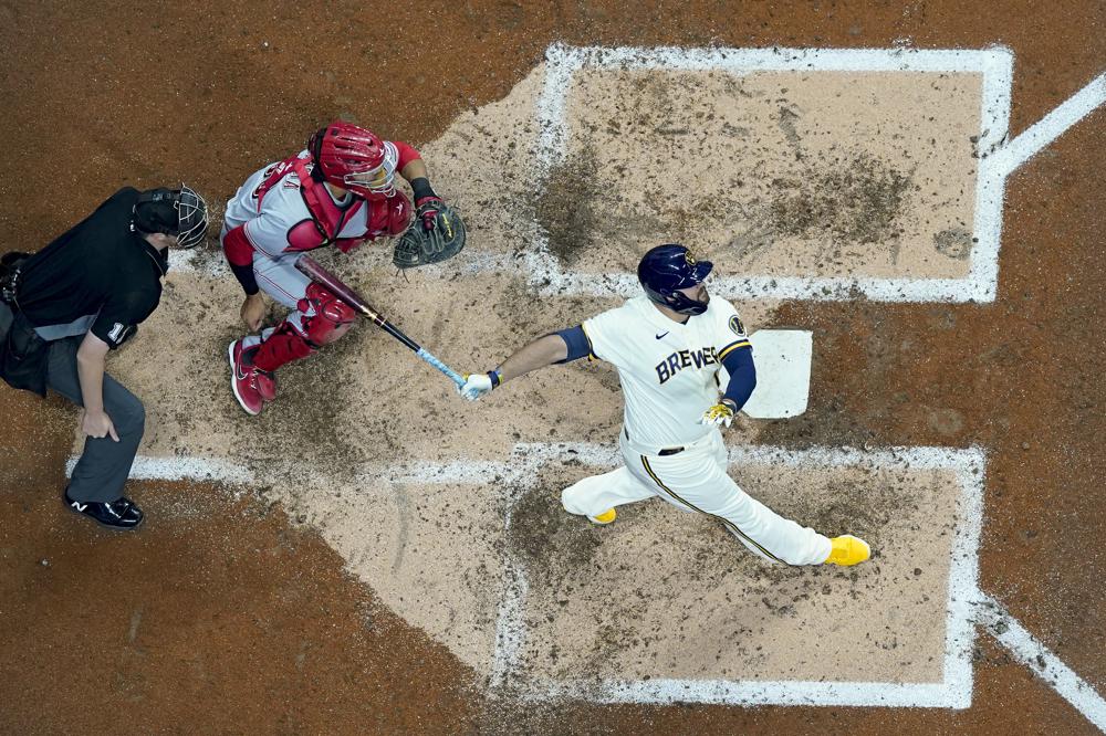 Rowdy Tellez sets Brewers record with 8 RBIs in 18-4 rout of Reds