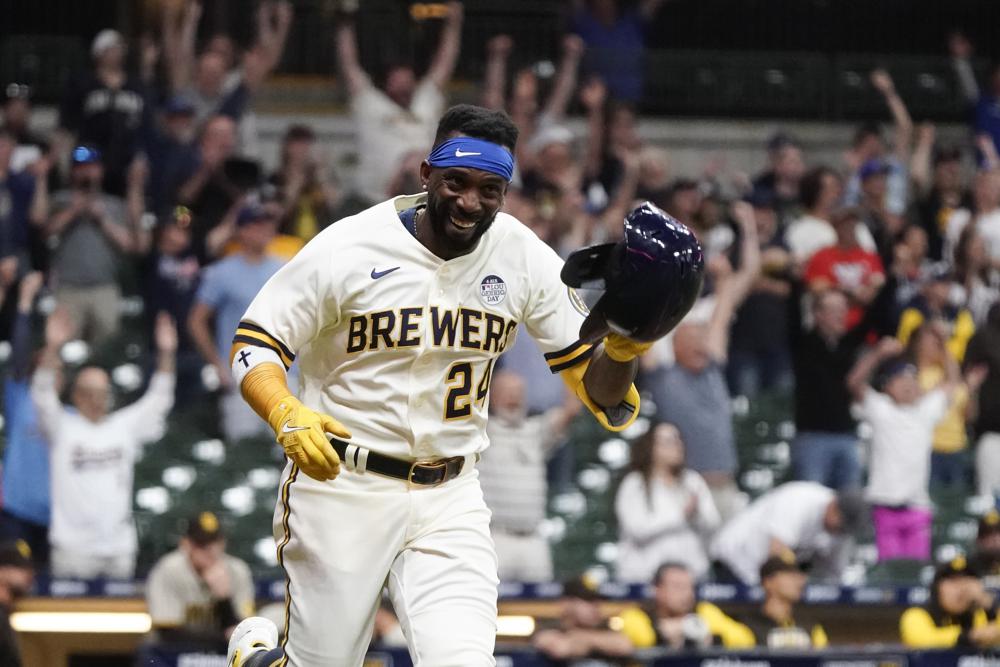 Brewers rally for 4 runs in 9th inning to stun Padres 5-4