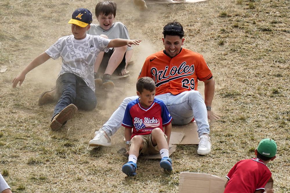 WATCH: Kids Again — Red Sox, Orioles cardboard race Little Leaguers