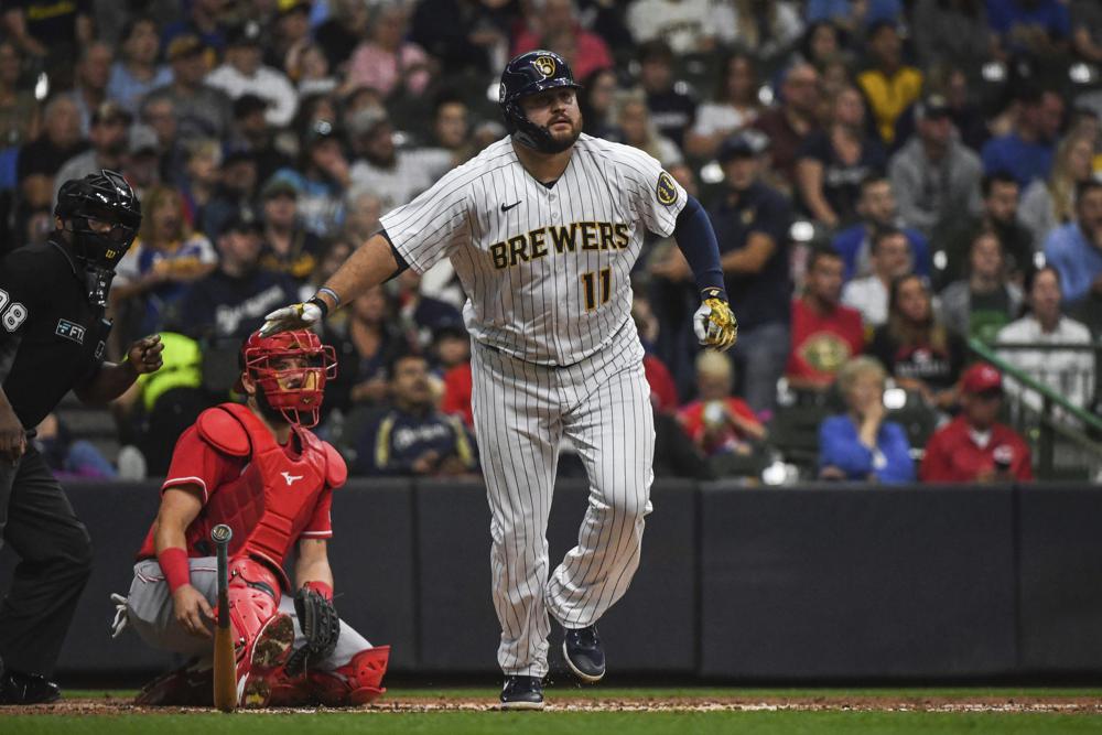 Tellez homers twice, Brewers hang on to outlast Reds