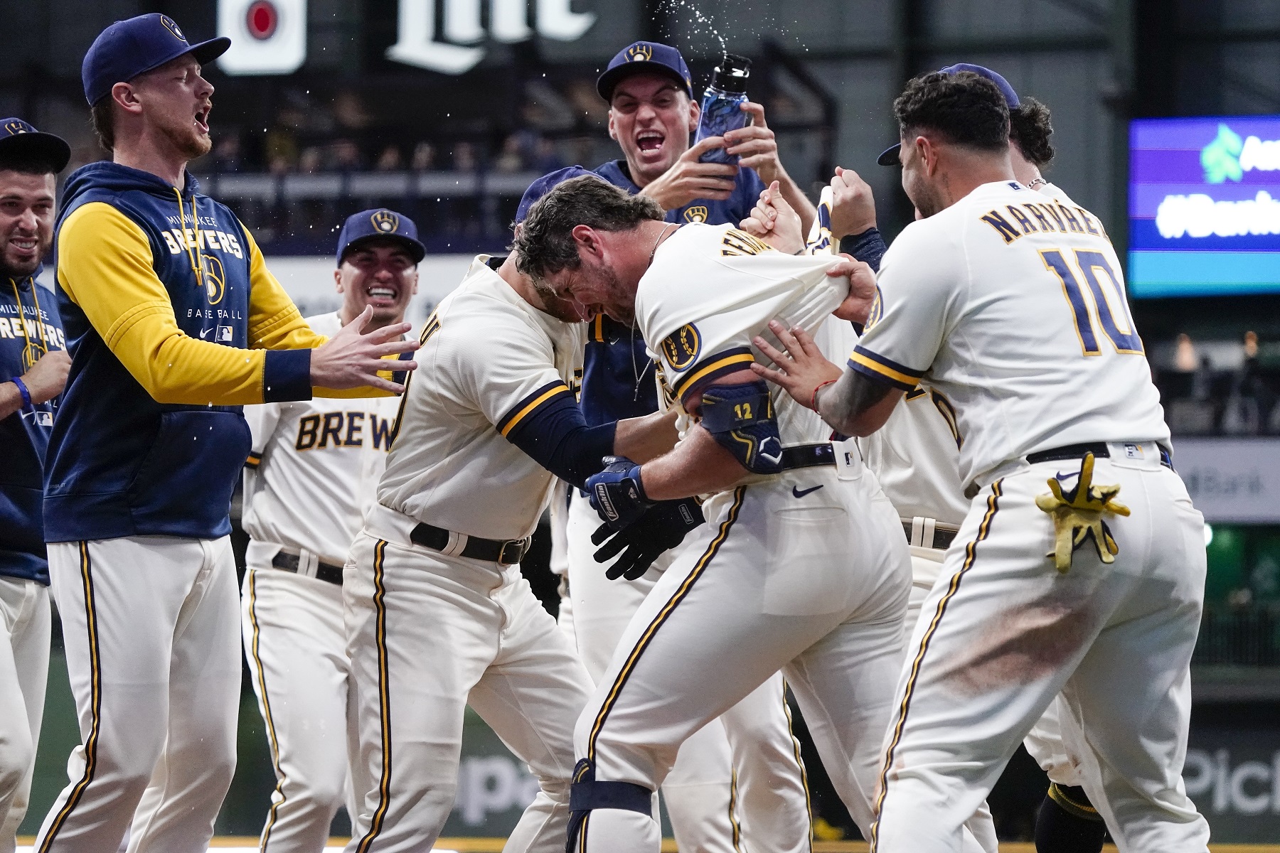 Brewers come-from-behind, 10th-inning win for nothing, as Phillies end Milwaukee playoff hopes