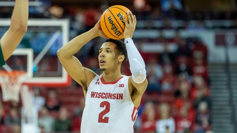 La Crosse’s Davis coming off best game, as Badgers play Dayton from Bahamas on Wed.