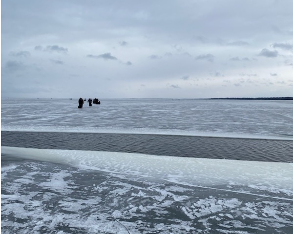 About 200 people rescued from ice chunk on Minnesota lake