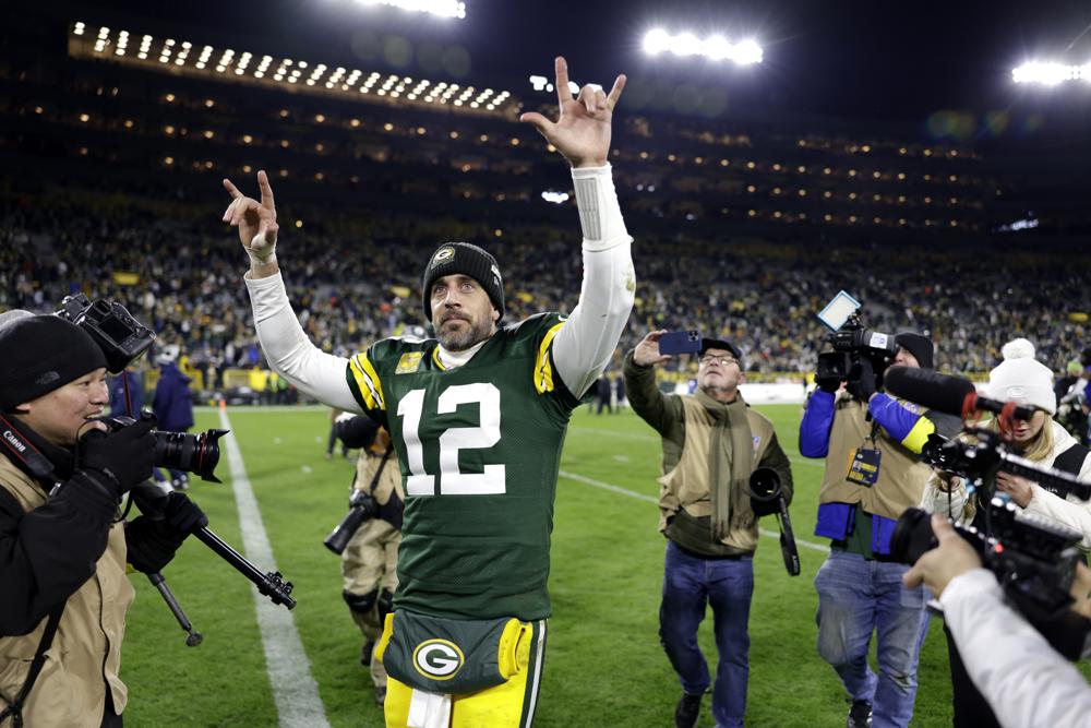GMs for Packers, Jets discuss status of Rodgers trade talks