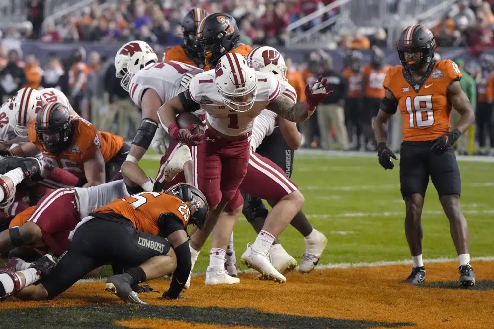 Badgers nearly blow 17-point lead, before beating Oklahoma State in bowl game