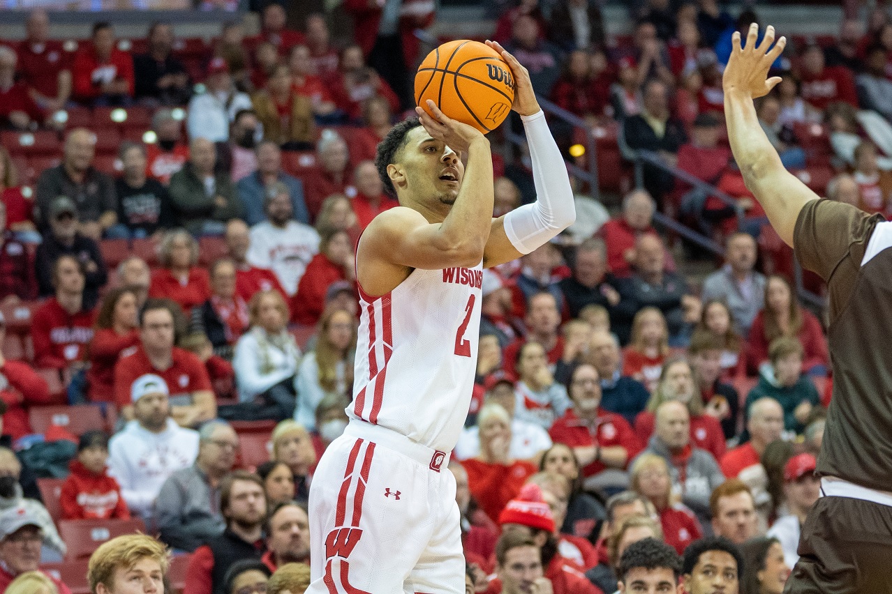 La Crosse’s Davis shooting well during No. 14 Wisconsin’s six-game win streak