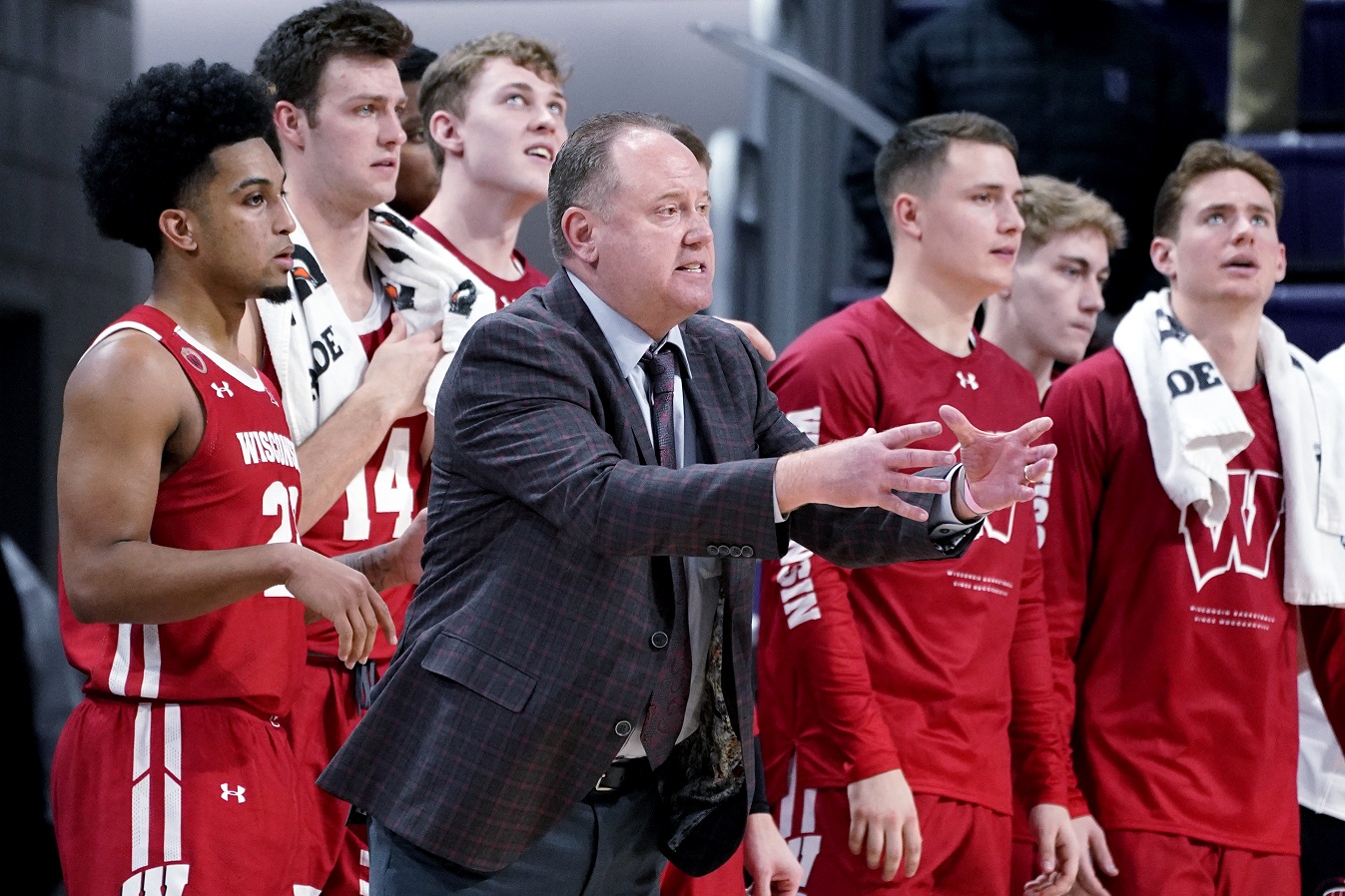 La Crosse’s Davis has has career-high 15, but Badgers go cold late in loss at Northwestern