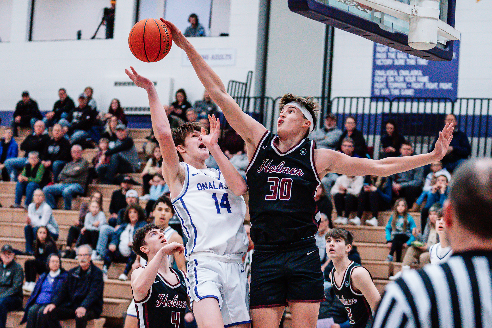 WKTY THURSDAY HOOPS: No. 10 Aquinas vs. Holmen in a MVC showdown