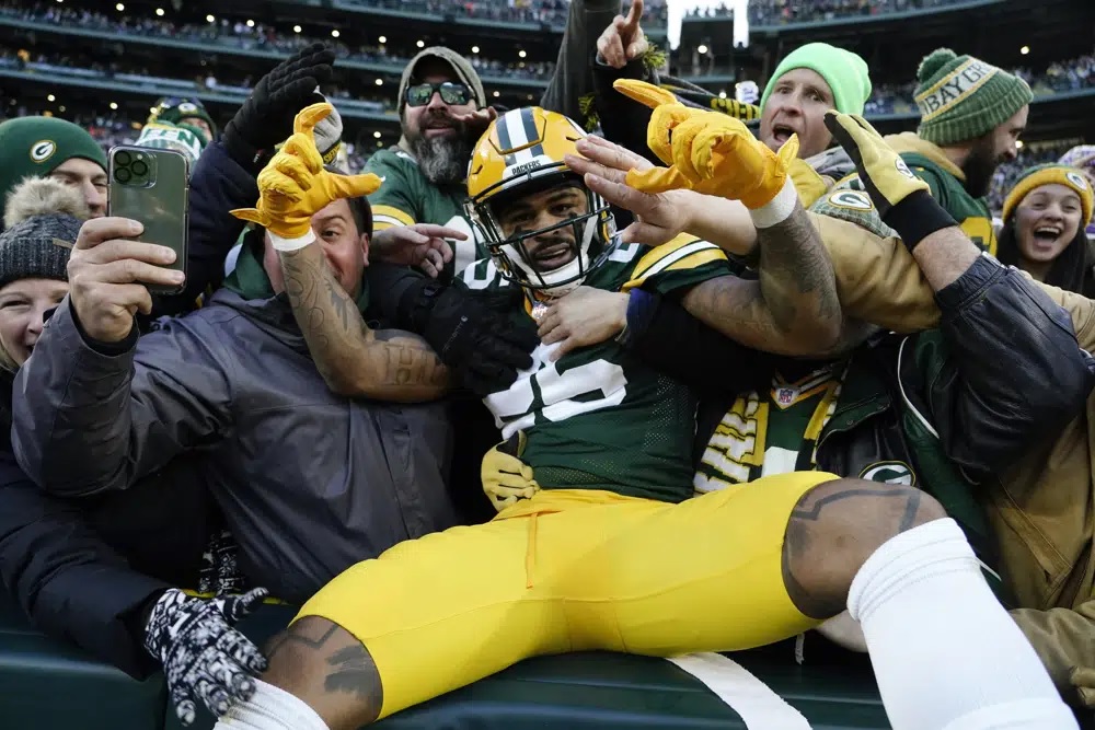 Rodgers, Packers rout Vikings, control playoff fate