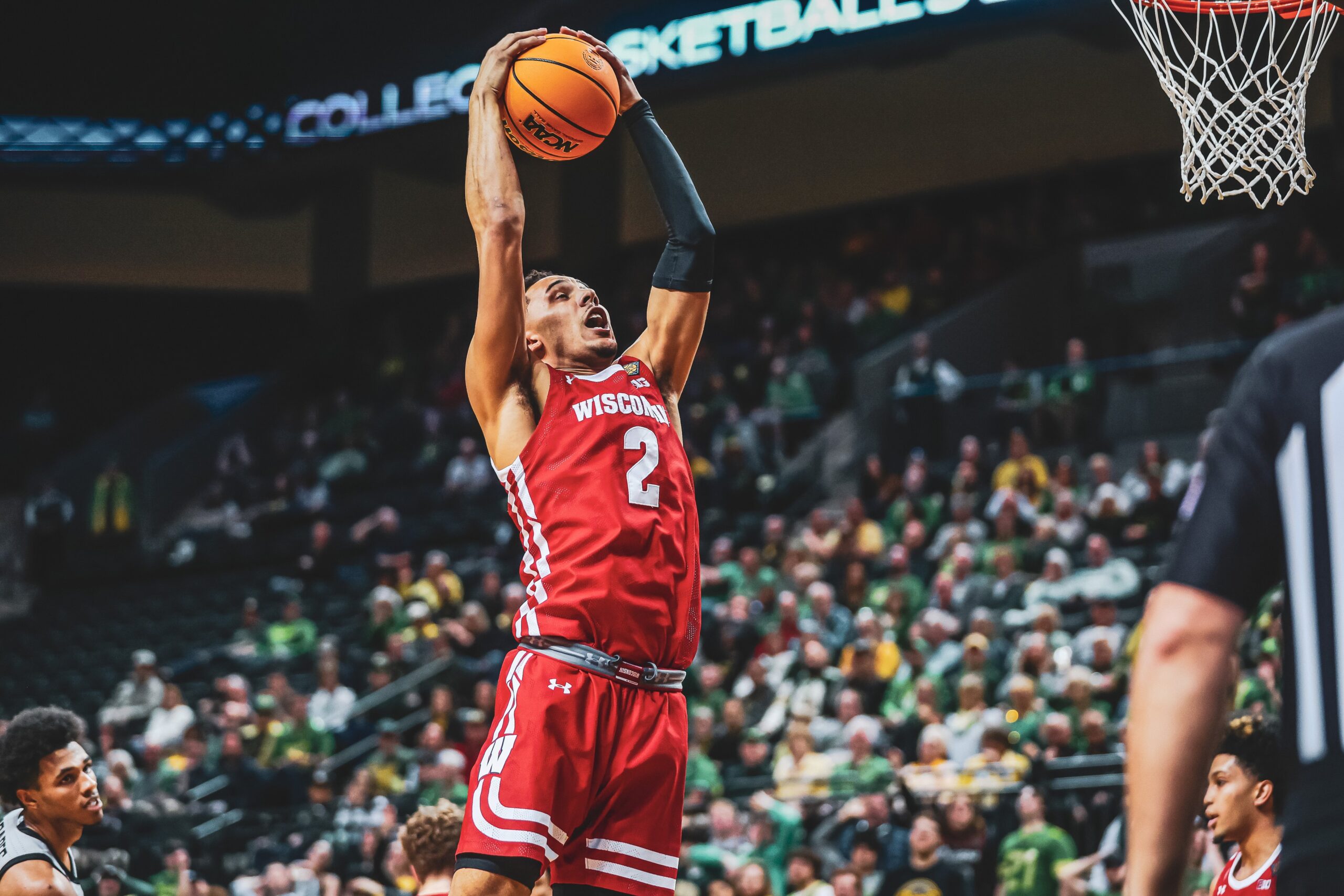 La Crosse’s Davis goes for 6 points, 8 rebounds, as Badgers beat Oregon in NIT quarters