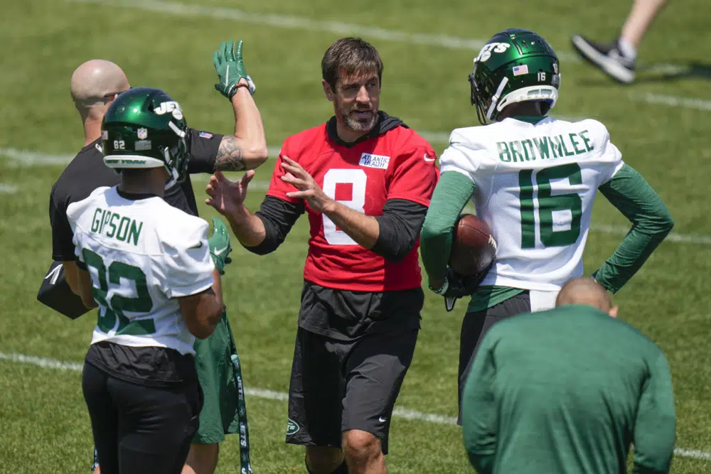 Aaron Rodgers’ tweaked calf is ‘fine’; Jets hope QB will fully practice Friday