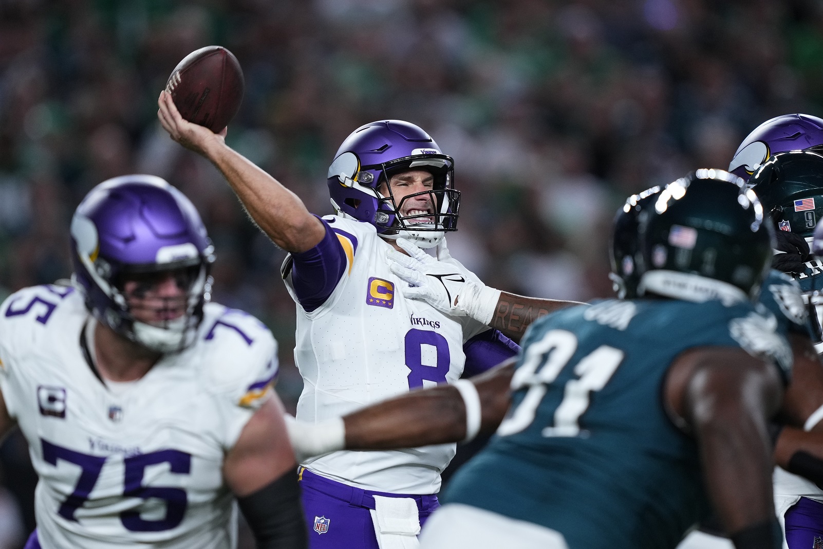 Swift, Smith combine for 306 yards, 2 TDs, as Eagles hold off fumble-prone Vikings