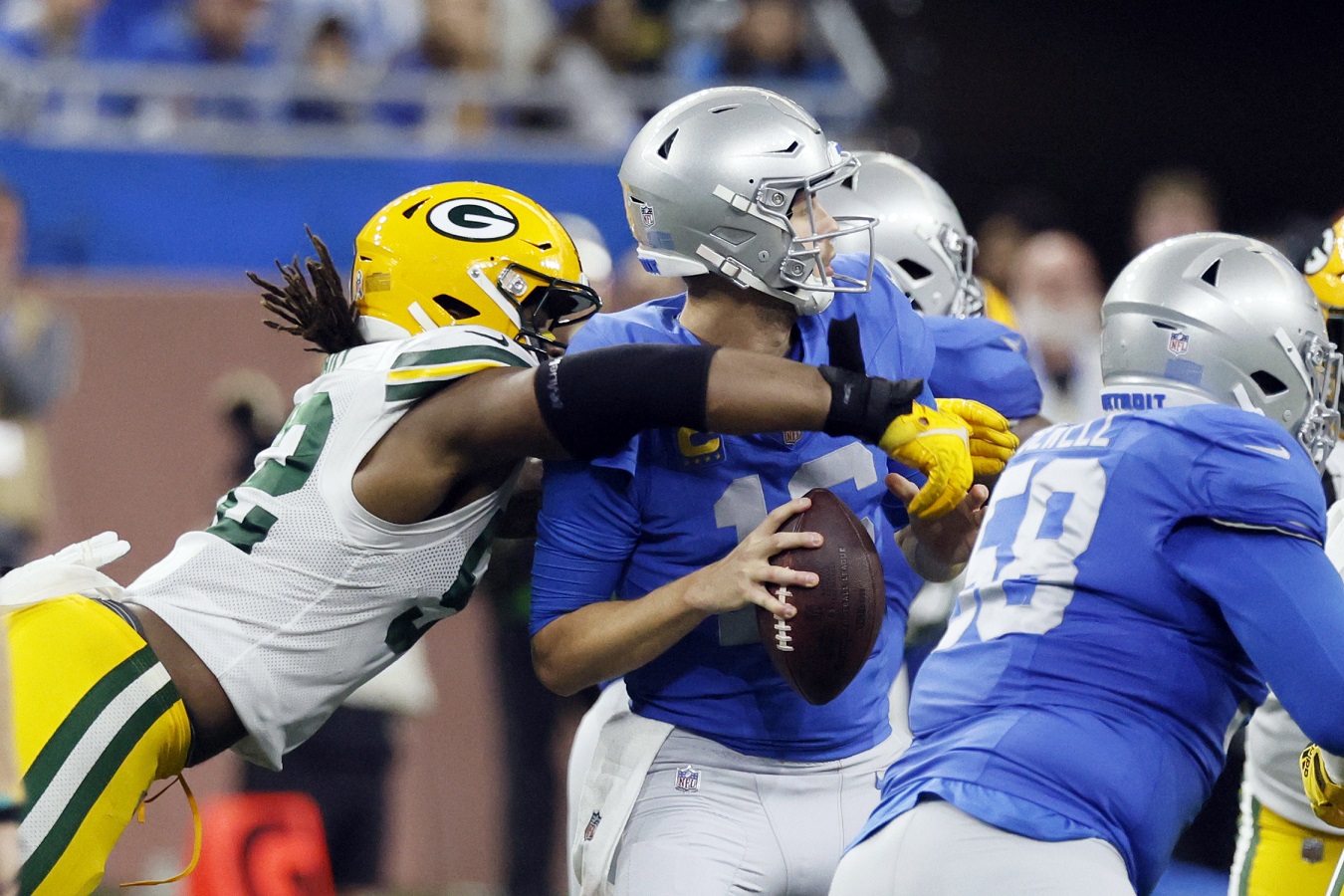 Love ties career high with 3 TD passes, leads Packers to win over NFC North-leading Lions