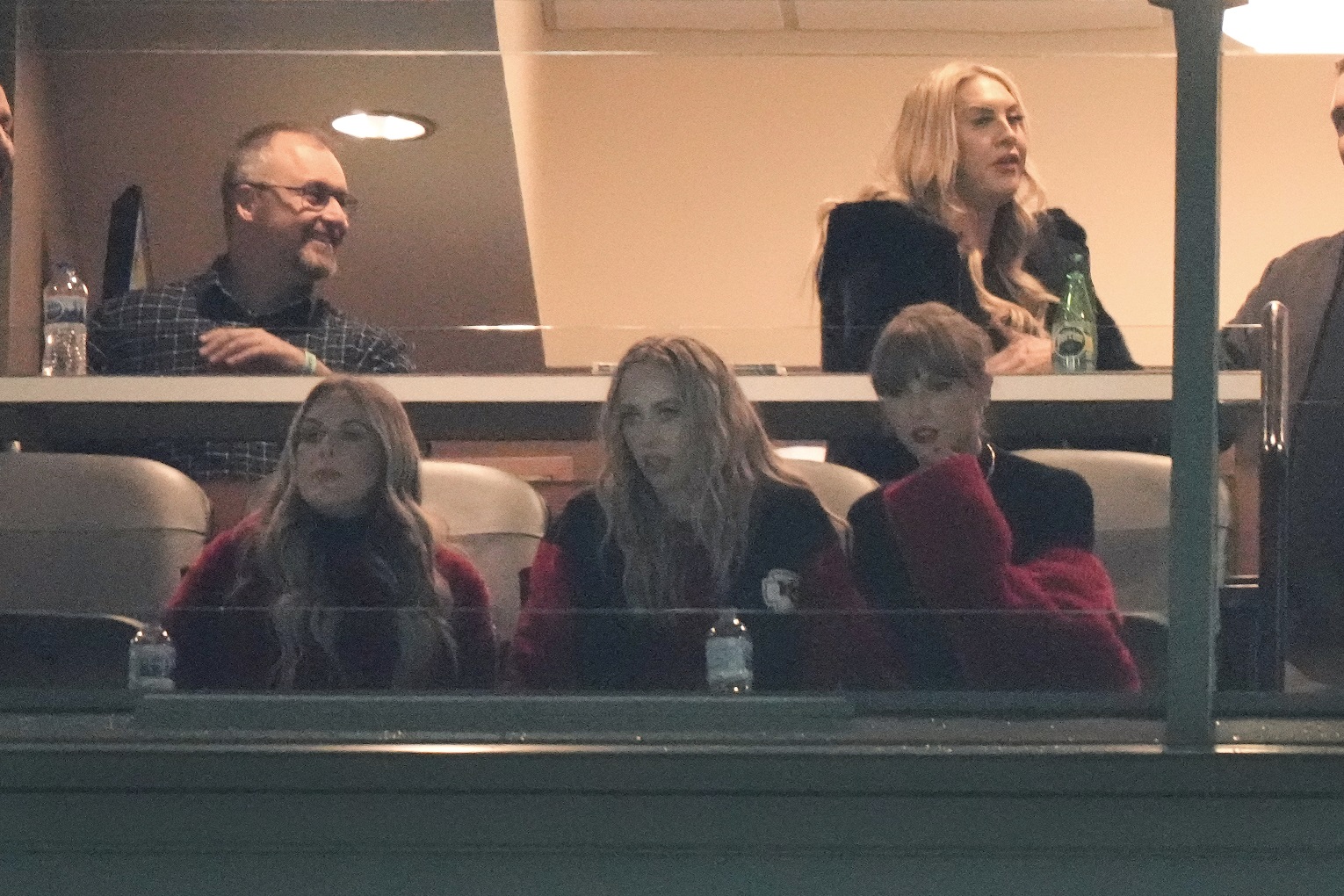 Taylor Swift on hand at Lambeau Field to watch Travis Kelce, Chiefs face Packers