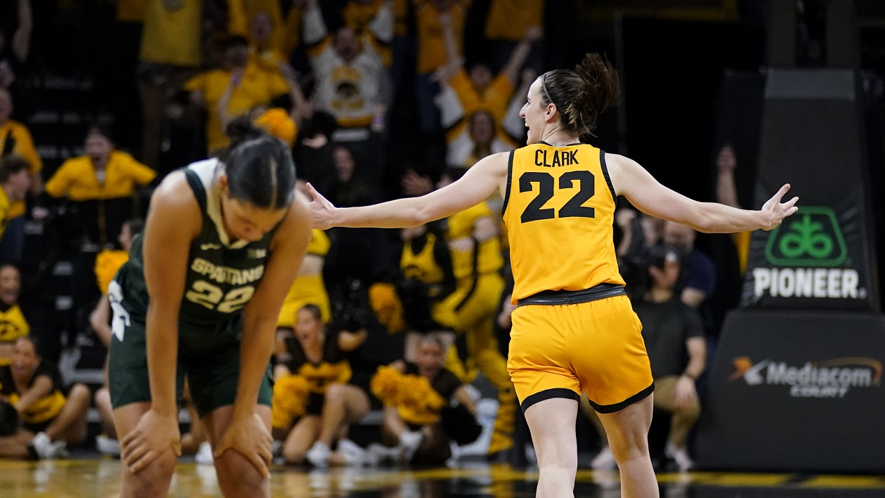 WATCH: Caitlin Clark follows monster block with game-winning 3 from the logo