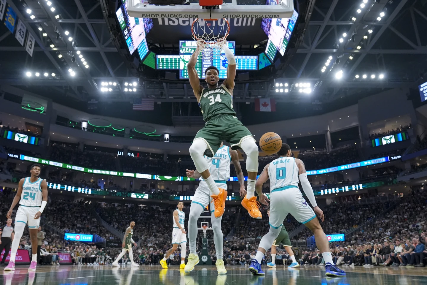 Giannis, Lillard combine for 47 as Bucks blowout of Hornets for third consecutive victory