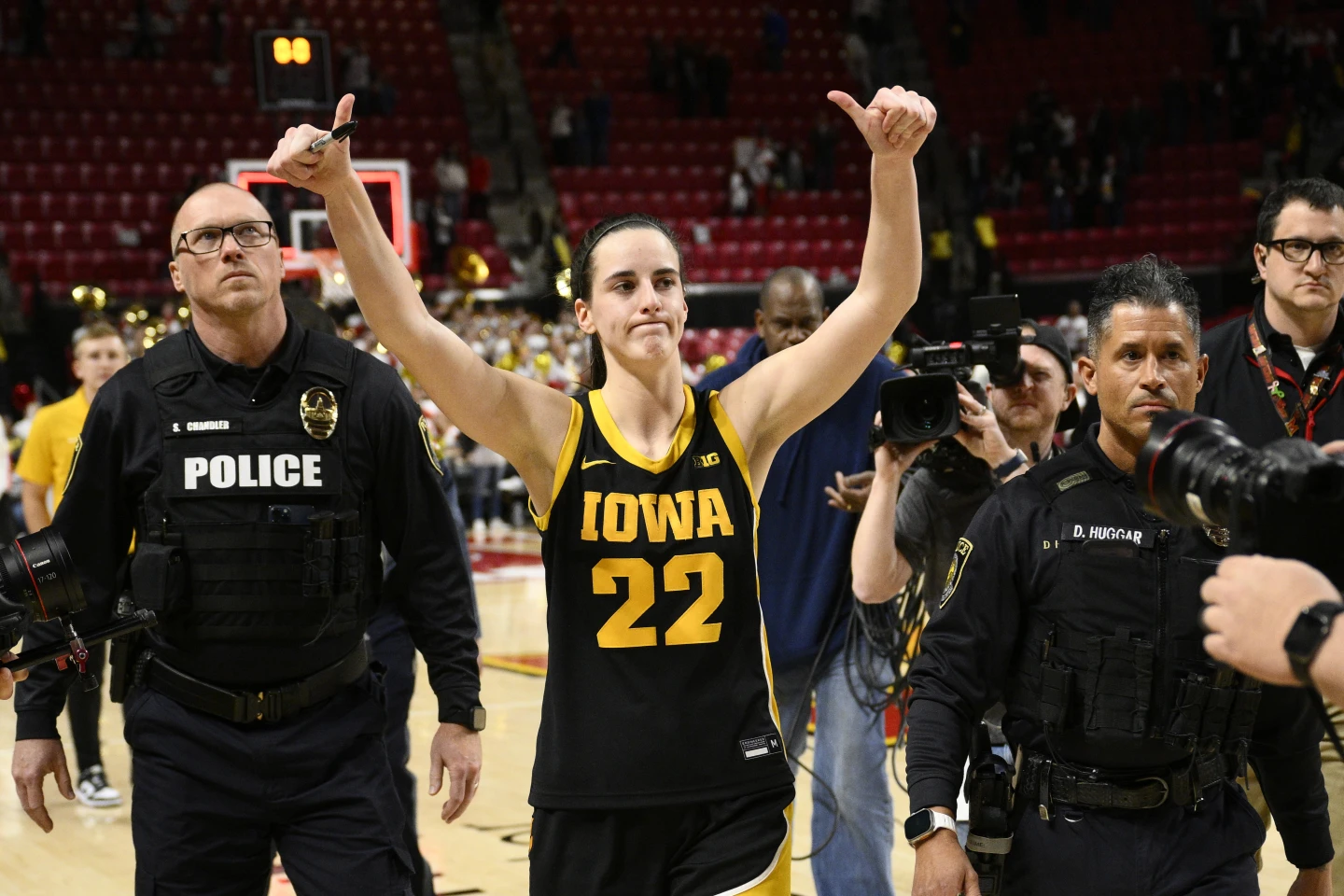 Caitlin Clark drops 38 points for No. 3 Iowa vs upset-minded Maryland and sellout crowd of 17,950