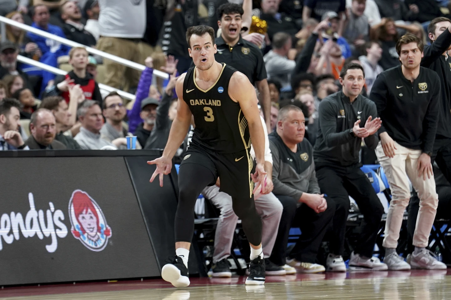 Gohlke nails10 3s as Oakland delivers first true shock of March Madness, beating Kentucky