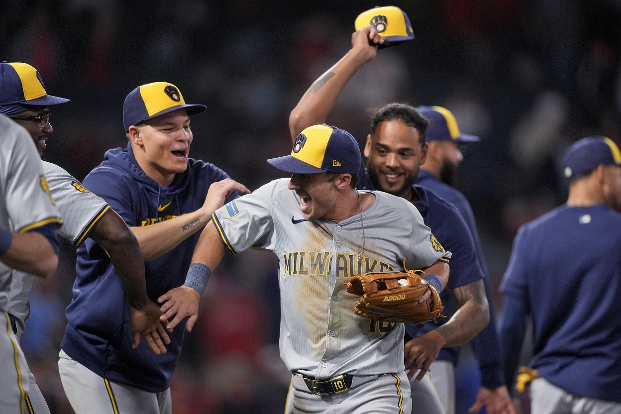 Sal Frelick robs Taylor Ward of a tying home run to end the Brewers’ 6-3 win over the Angels