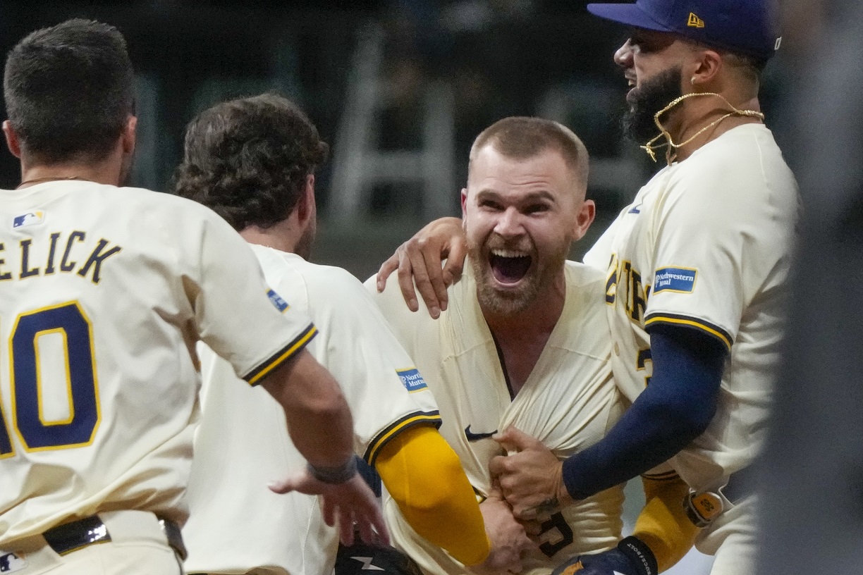 WATCH: Jake Bauers’ game-ending single lifts NL Central-clinching Brewers to 2-1 win over Phillies