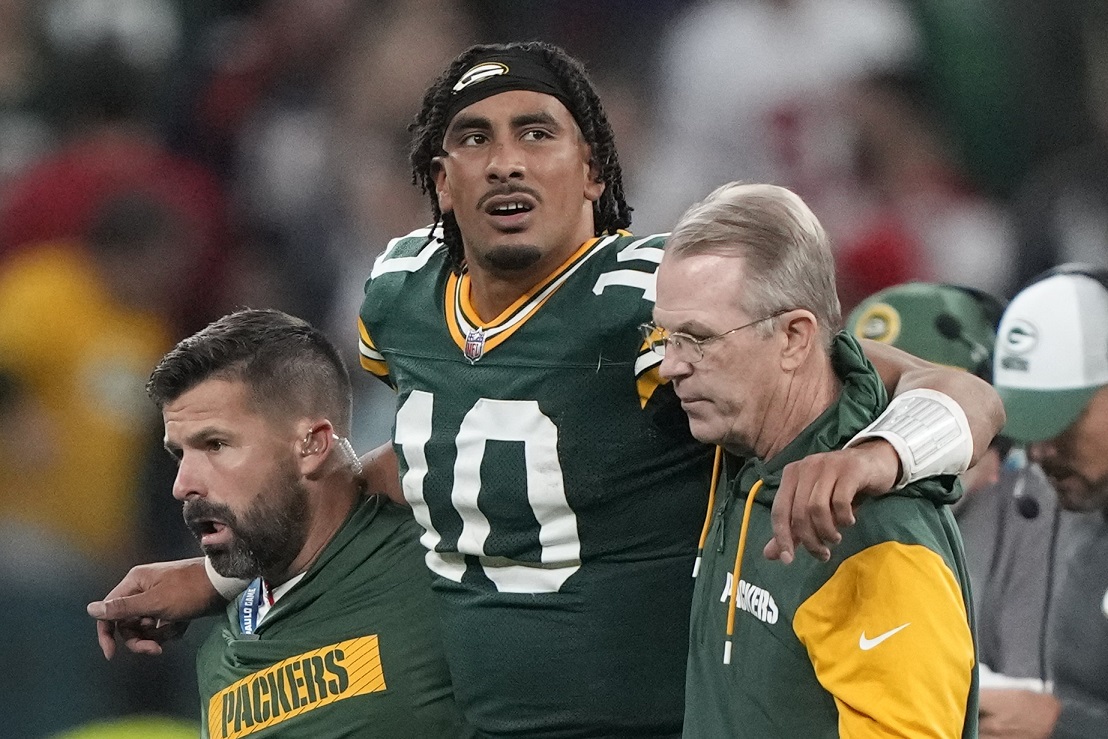 Jordan Love practices with Packers, while continuing recovery from knee injury