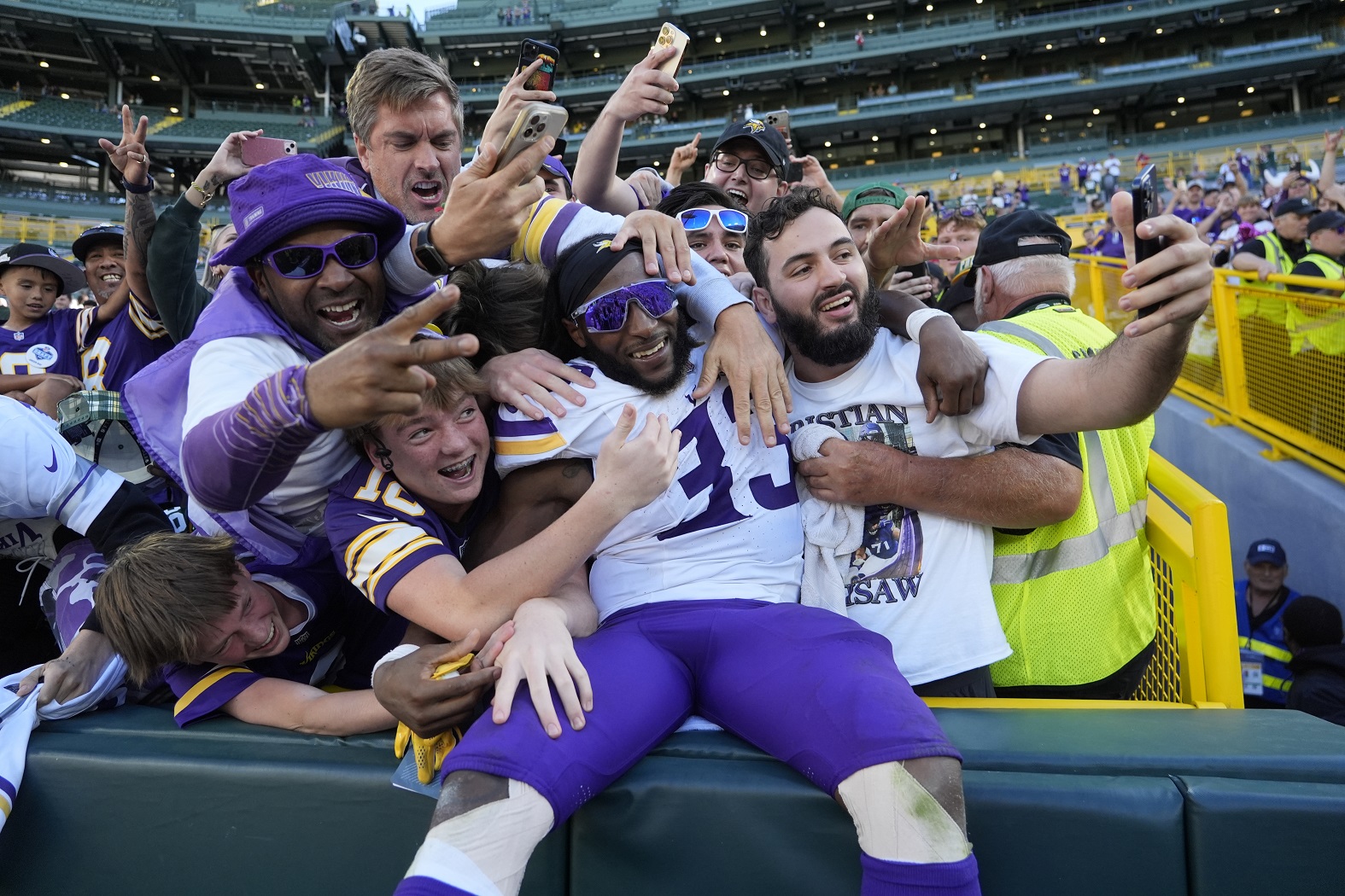 No touchdown, but Aaron Jones still does Lambeau Leap, as his Vikings hold off Packers