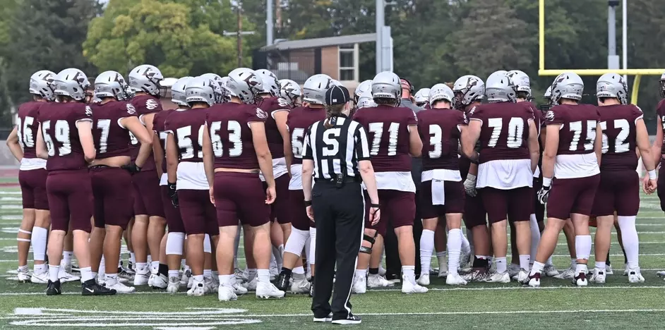 No. 5 UW-La Crosse falls just short to DII’s second-ranked team, Grand Valley St., in front of 15,884 fans