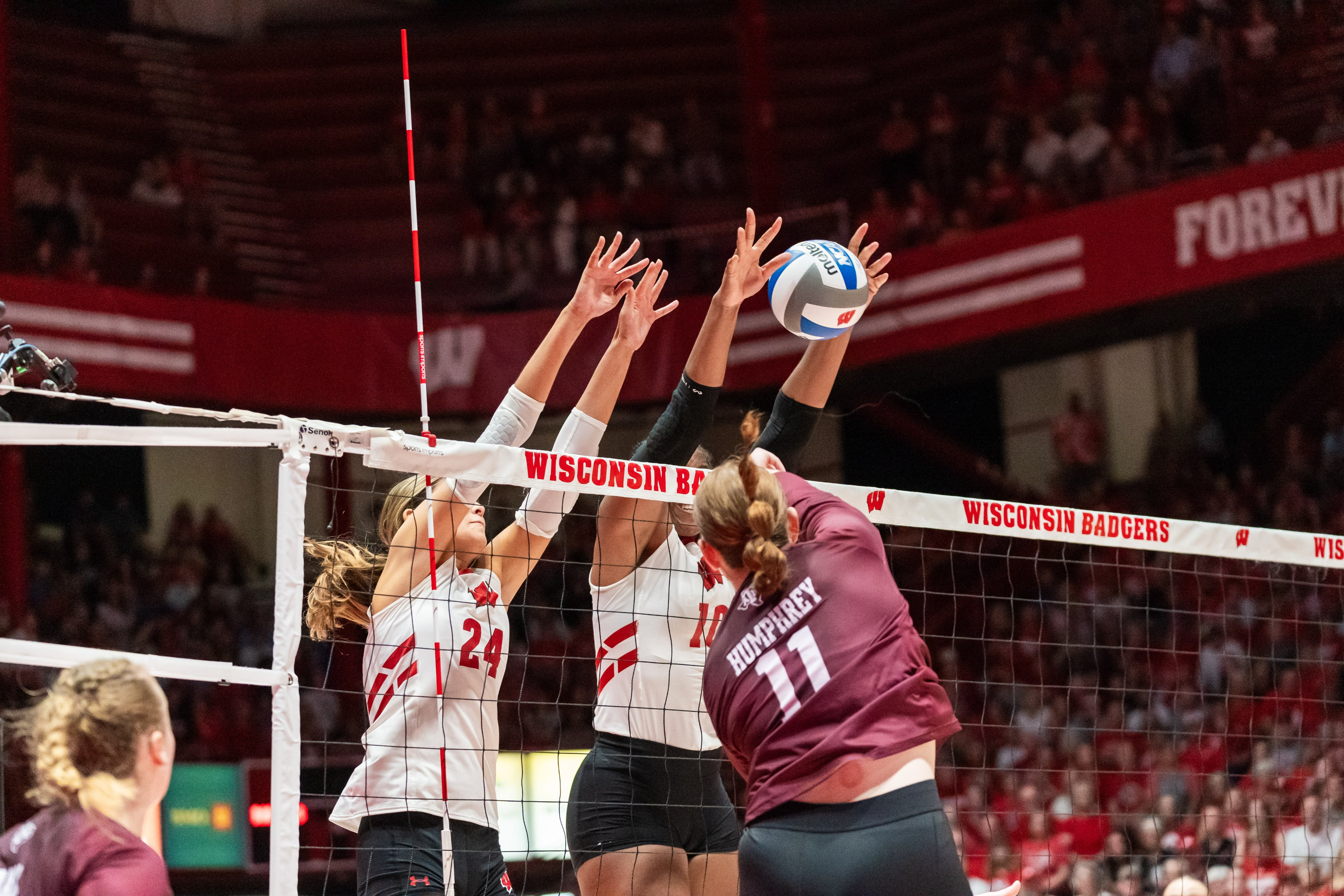 No. 7 Badgers sweep Texas A&M for sixth consecutive win