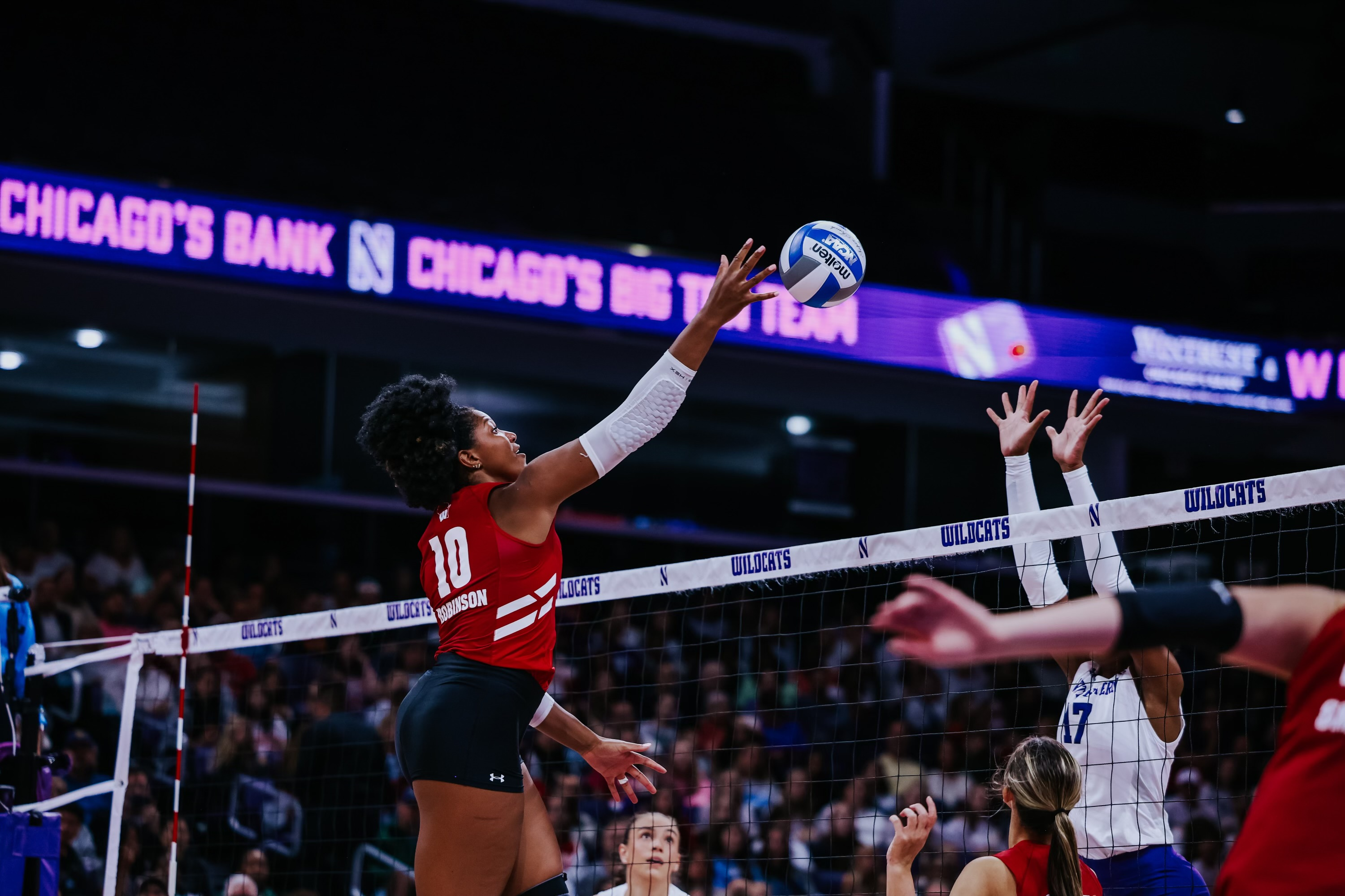 Badgers volleyball bounces back from loss with sweep of Northwestern