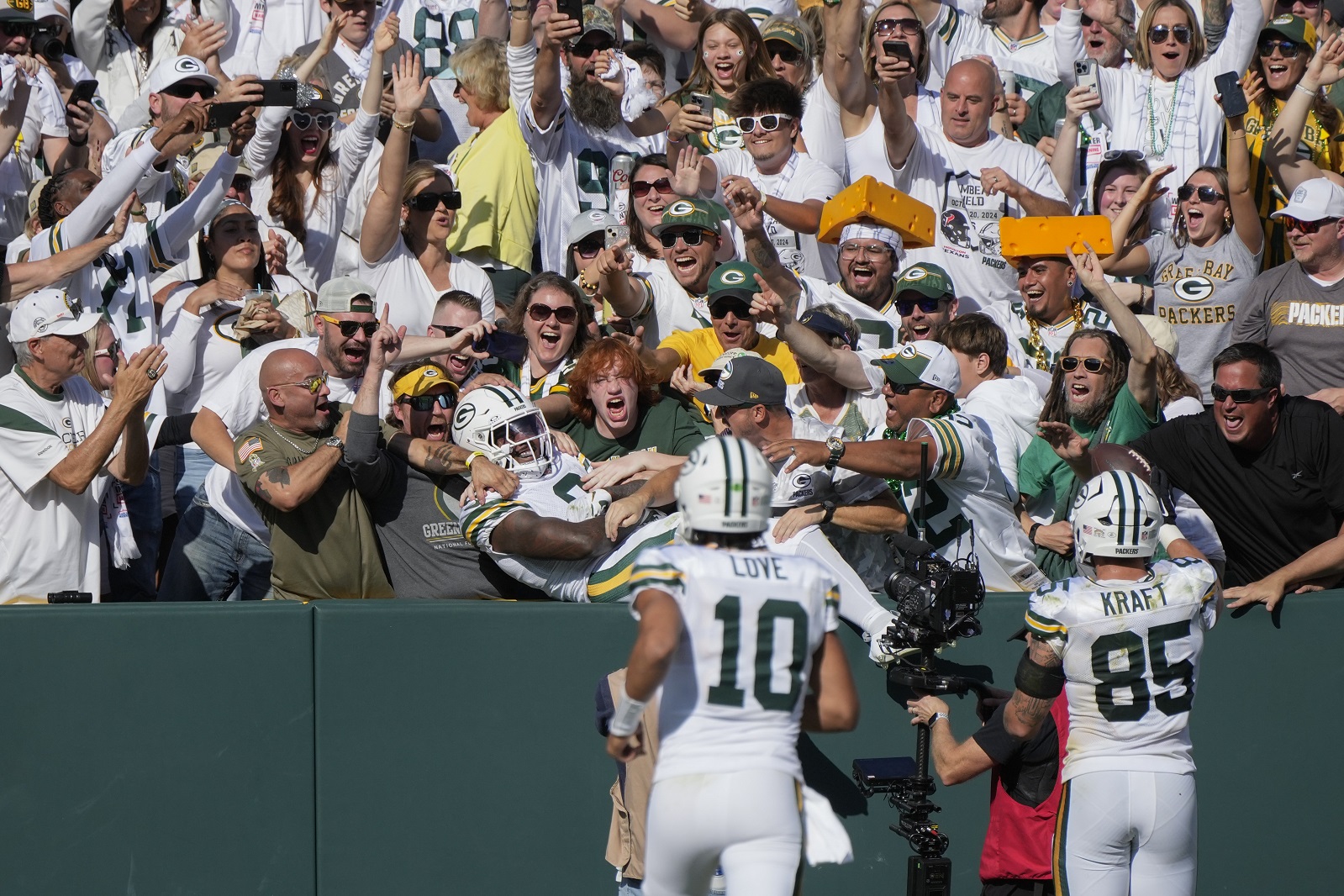 Packers keep winning even as turnovers hamper their offense