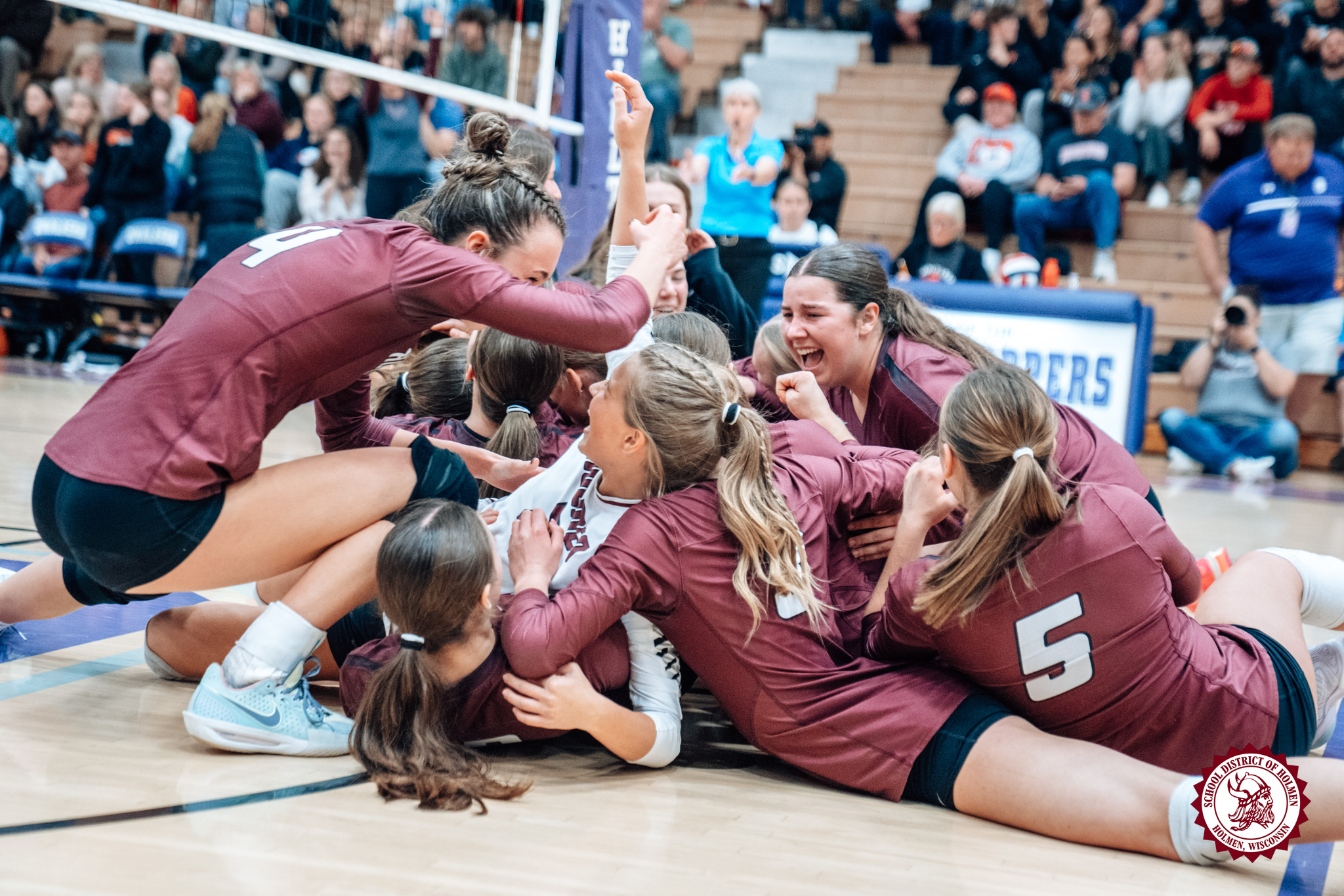 Holmen, Aquinas volleyball headed to state tournament