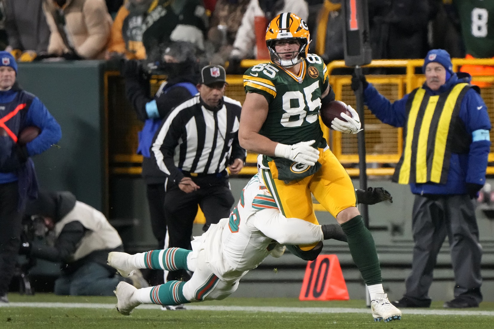 Love connects with Reed on 2 TDs as Packers use fast start to beat Dolphins