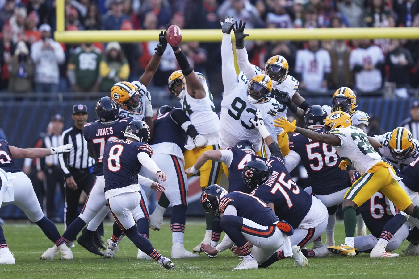 Jordan Love runs for go-ahead TD, Packers squeak by Bears after blocking winning field goal at buzzer