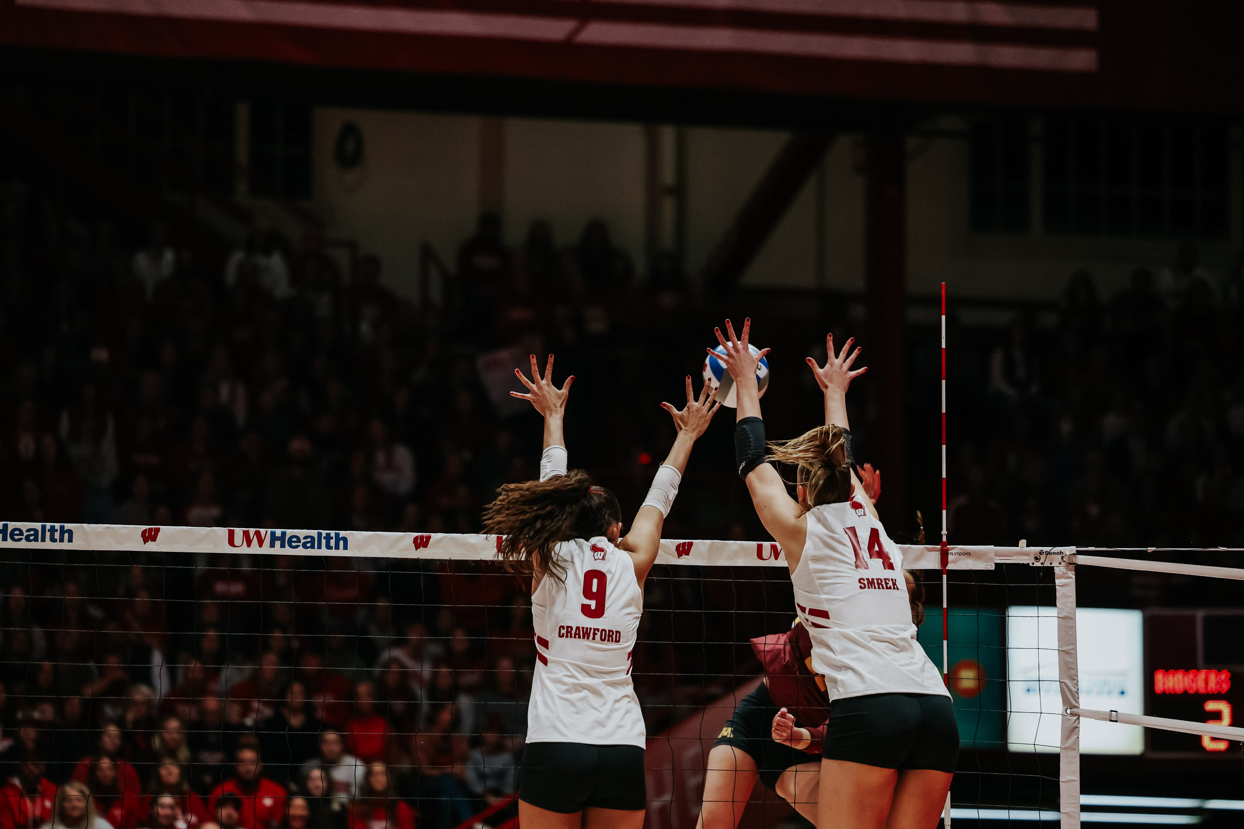 No. 6 Badgers get back-to-back blocks to win fifth set 20-18 over 16th-ranked Minnesota