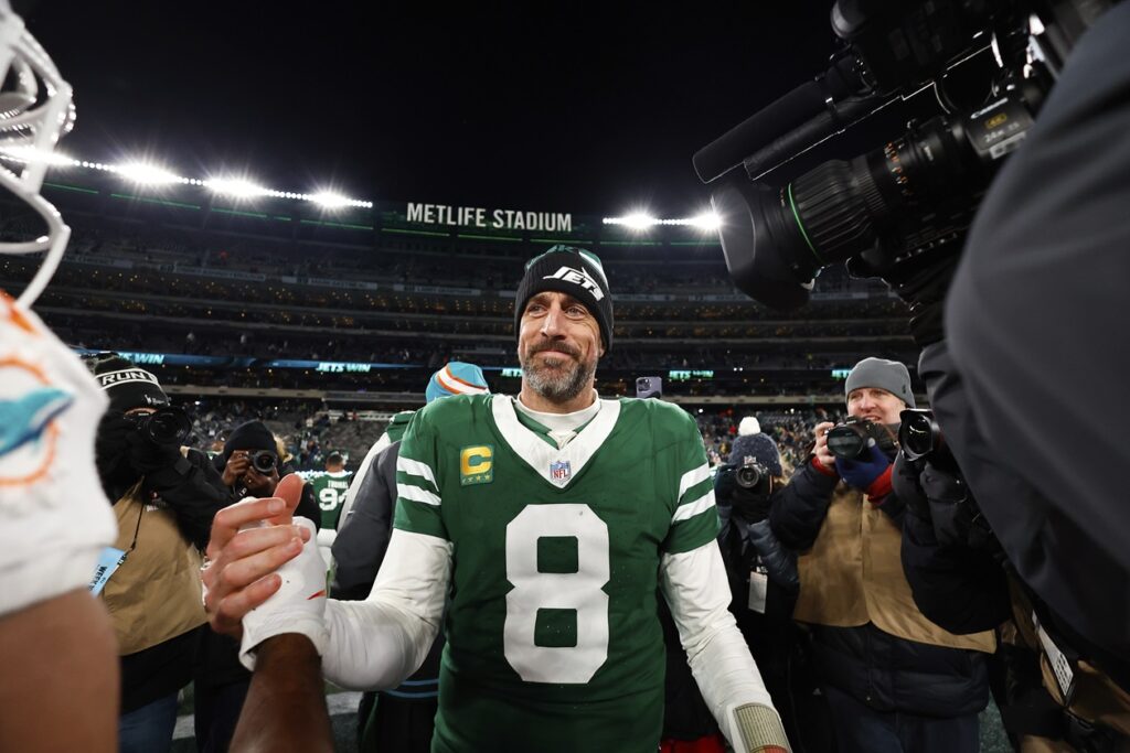 Aaron Rodgers ends months-long dance with Steelers, informs team he plans to sign, AP source says