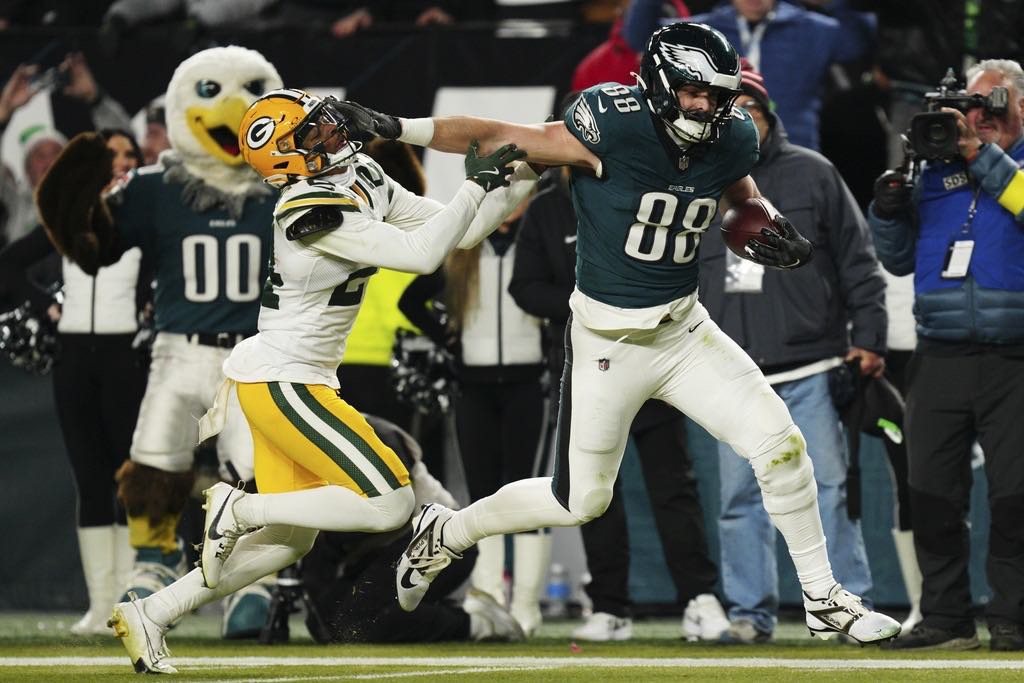 Hurts tosses 2 TDs, Goedert throws 3 stiff-arms to lead Eagles past Packers