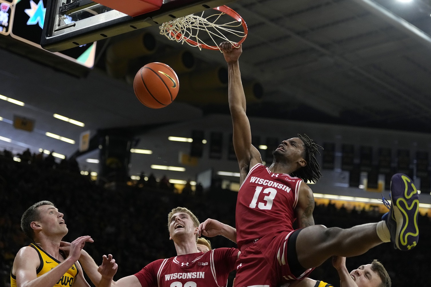 No. 21 Wisconsin runs winning streak to 3 with victory at Iowa