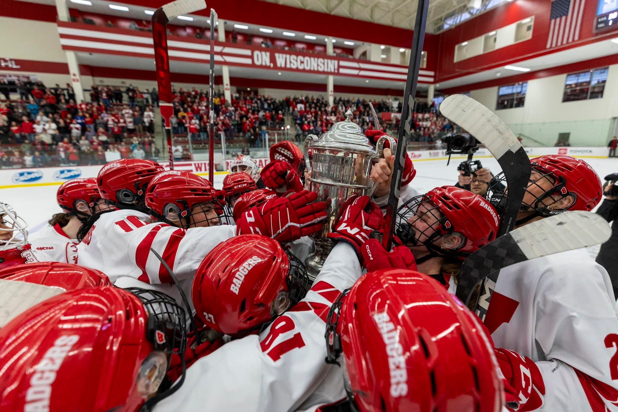 La Crosse’s Kotlowski, No. 1 Wisconsin blow out No. 3 Minnesota to clinch WCHA title