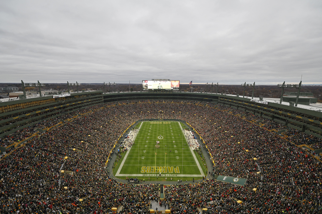 Green Bay, Lambeau Field provide festive setting on 1st night of NFL draft