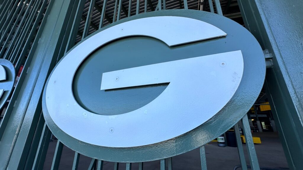 Packers add depth at linebacker by signing Isaiah Simmons