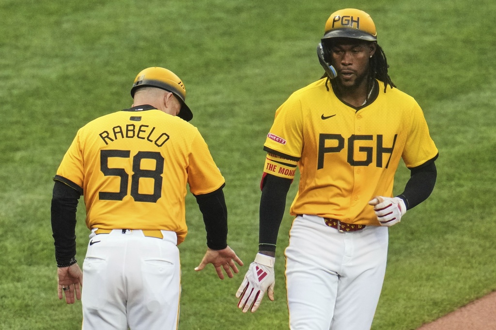 Adam Frazier scores on wild pitch in the bottom of the 10th to lift the Pirates past the Brewers 6-5